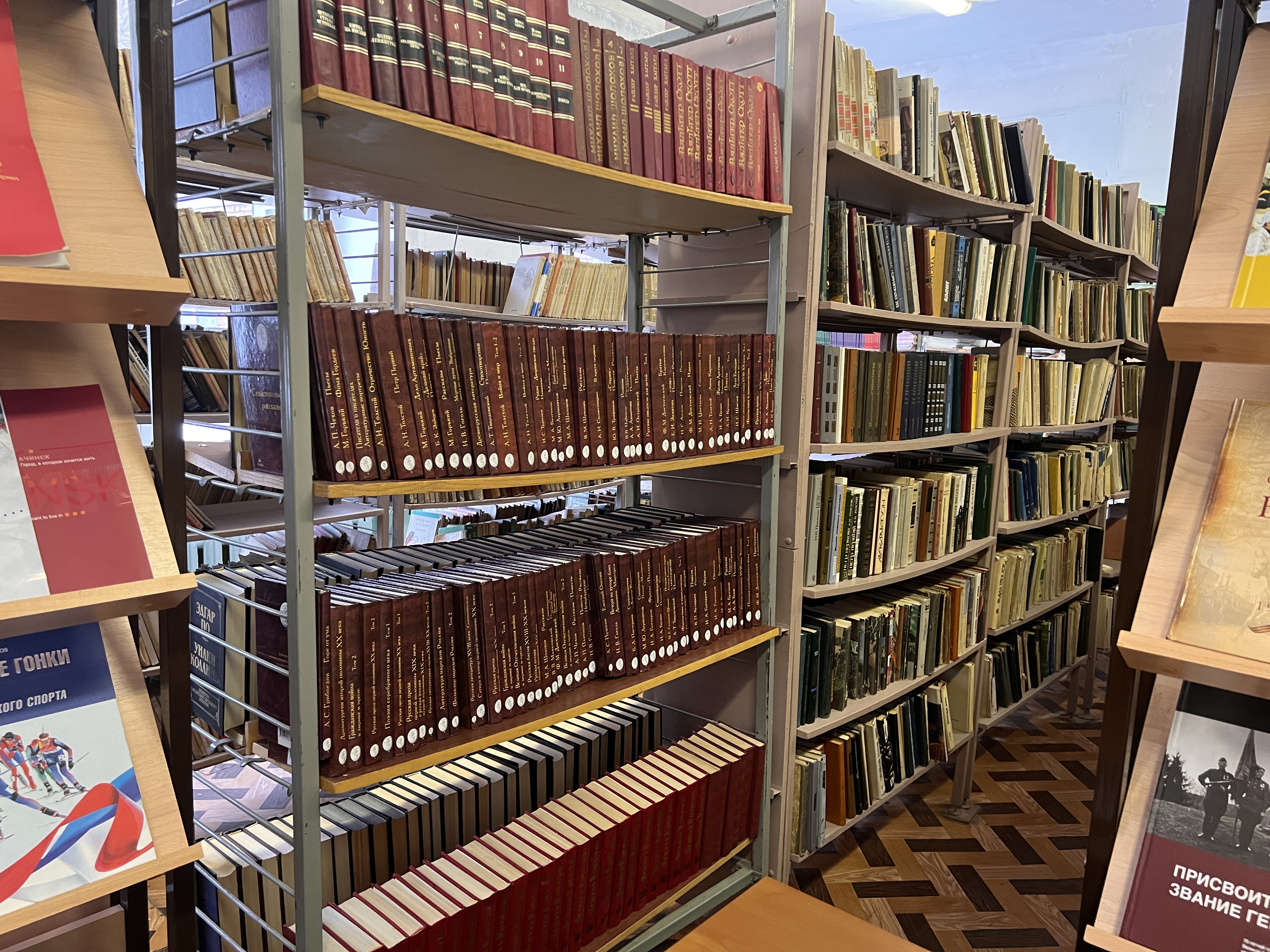 Книжные стеллажи